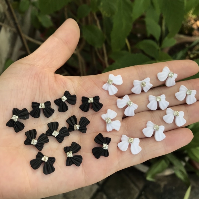 Charm nơ nhựa trắng đen trang trí móng