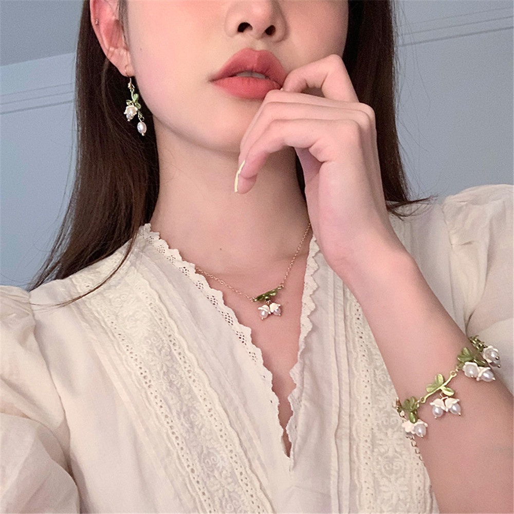 Bộ Dây Chuyền Và Khuyên Tai Đính Hạt Ngọc Trai Trắng Phối Hoa Xinh Xắn Cho Nữ