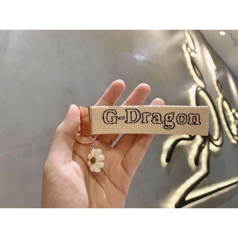 MÓC KHOÁ NAME TAG IDOL KPOP G- DRAGON + HOA DAISY