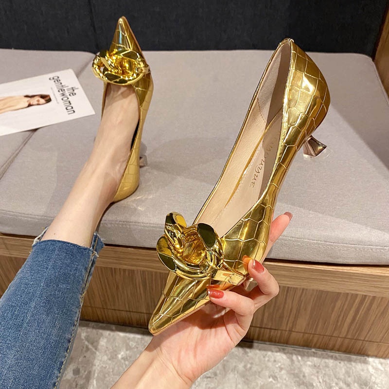 Giày Cao Gót 5cm Da Bóng Mũi Nhọn Miệng Nông Phối Dây Xích Kiểu Âu Mỹ Quyến Rũ Cho Bạn Gái