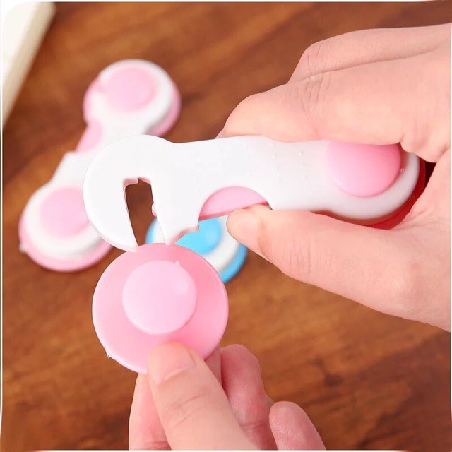 Dụng Cụ Khóa Tủ An Toàn Cho Bé