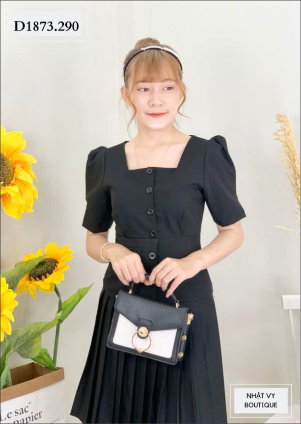 ĐẦM CỔ VUÔNG NÚT ĐEN TÚI ĐẮP - D1873 | BigBuy360 - bigbuy360.vn