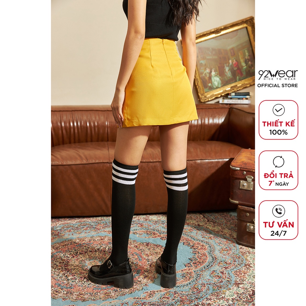 Chân váy ngắn dáng A khuy bọc 92WEAR thiết kế trẻ trung, dễ phối đồ JBW1138 | BigBuy360 - bigbuy360.vn