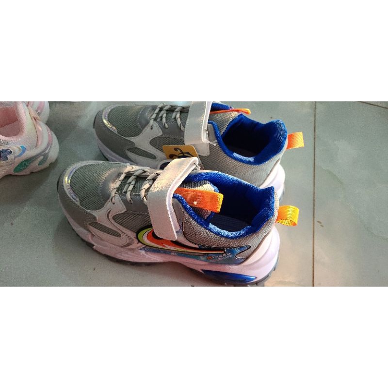 Giày thể thao bé trai cỡ trung đại