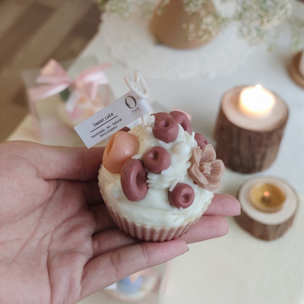 Nến thơm trang trí hình bánh kem hương sữa Caramel, Sweet cupcake candle, Handmade by Oniõ