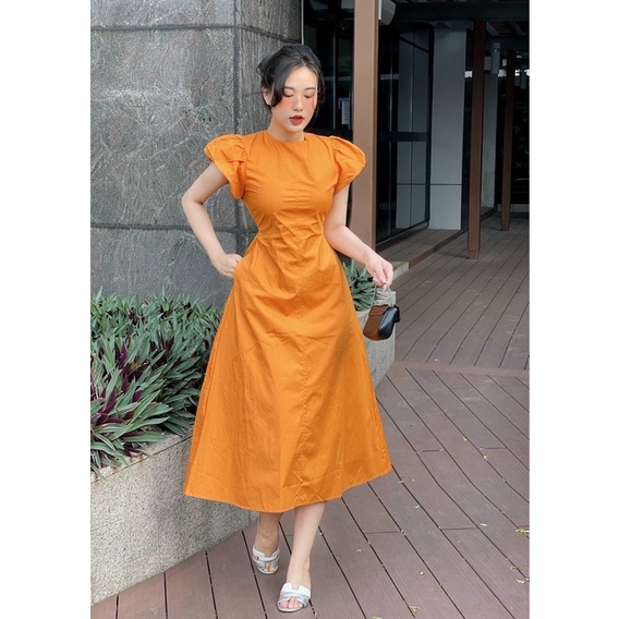 VÁY/ĐẦM TRẮNG CAM CỔ TRÒN TAY NGẮN PHỒNG, LƯNG CUTOUT HỞ SAU, DÁNG DÀI XOÈ NHẸ CHUN CẠP SAU LƯNG HOT