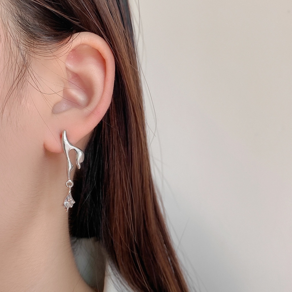 Khuyên tai mạ bạc thiết kế đính đá zircon bất đối xứng cho nữ