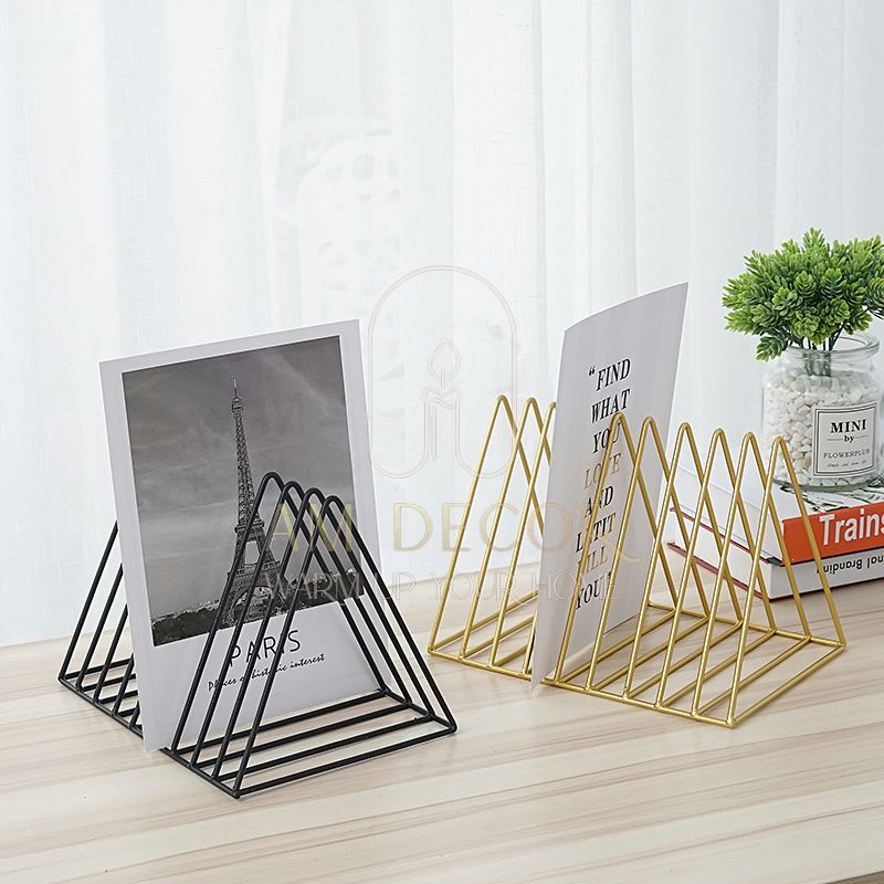 Kệ, giá đỡ sách báo, tạp chí tam giác sắt Bắc Âu decor trang trí  bàn học, tủ sách sang trọng - AM Decor