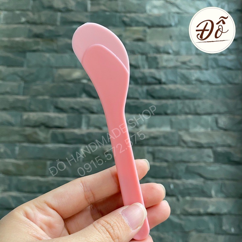 Que nhựa trộn mặt nạ màu hồng, trắng 13cm