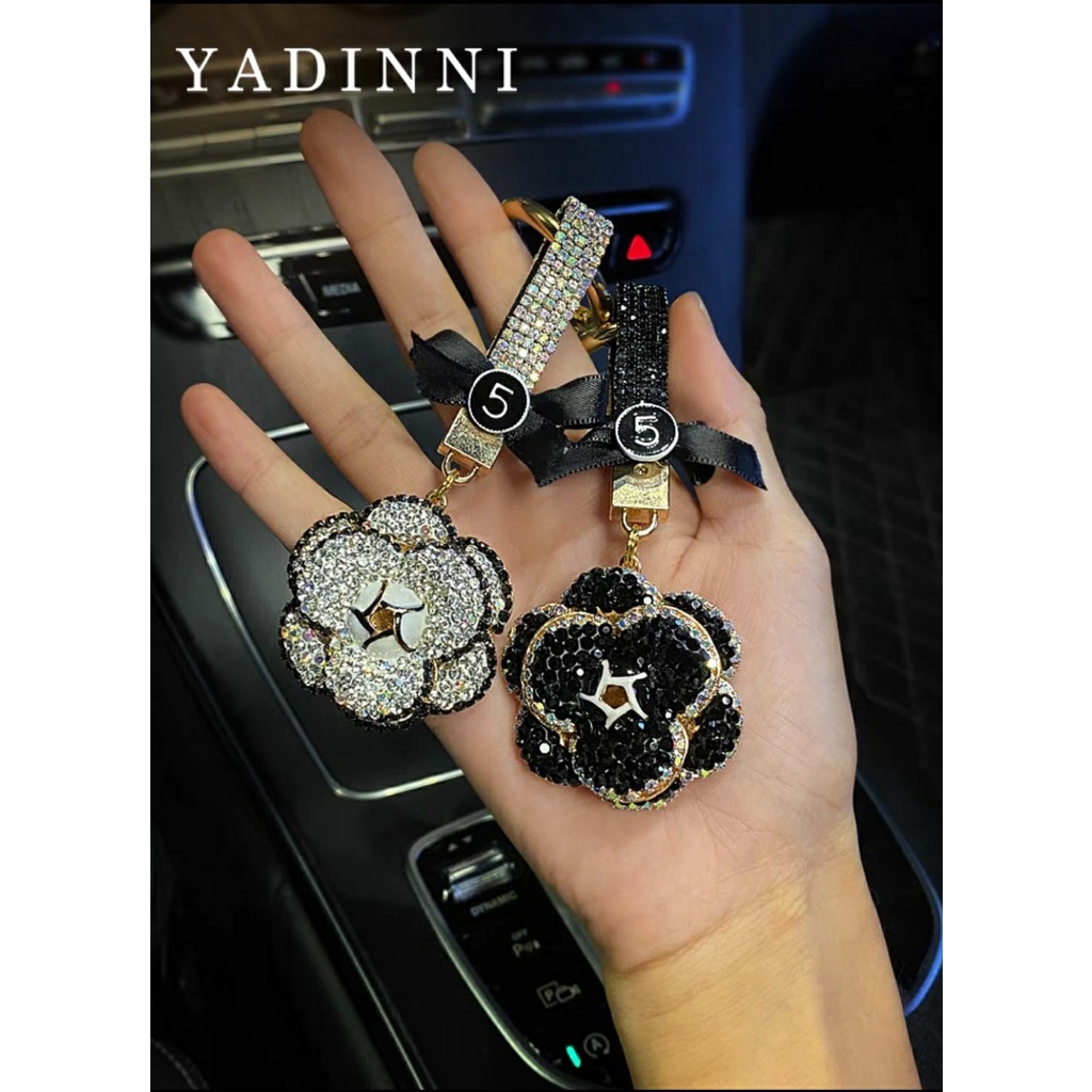 Trang Trí Ô Tô Móc Khóa Xe Hơi Đính Đá Hình Hoa Trà Cao Cấp