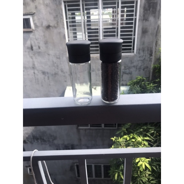 Cối xay tiêu thủy tinh. Dụng cụ xay tiêu đựng gia vị chất liệu thủy tinh, sạch sẽ. Lọ xay dụng cụ nhà bếp