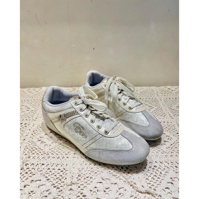 Sneaker kiểu dáng nữ tính