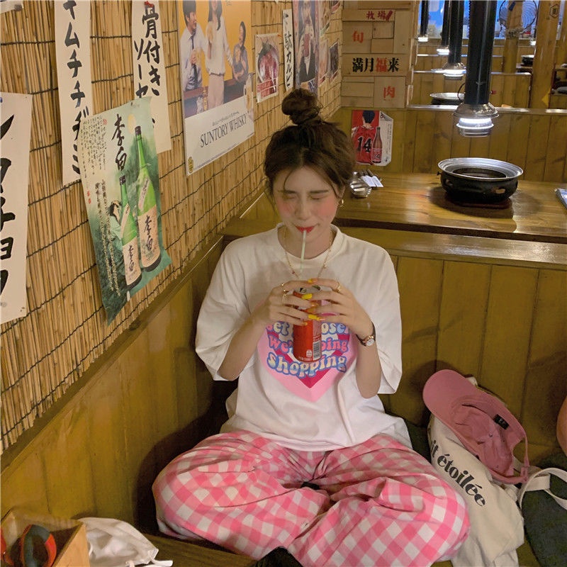 Set đồ COZOKC gồm áo thun dáng rộng in họa tiết và quần sọc caro thời trang