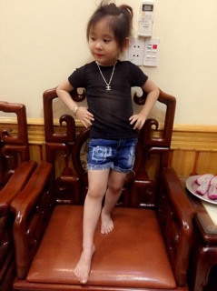 Quần jeans bé gái