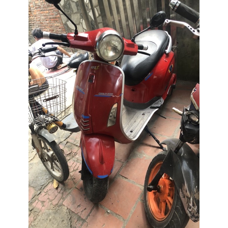 xe điện vespa đỏ