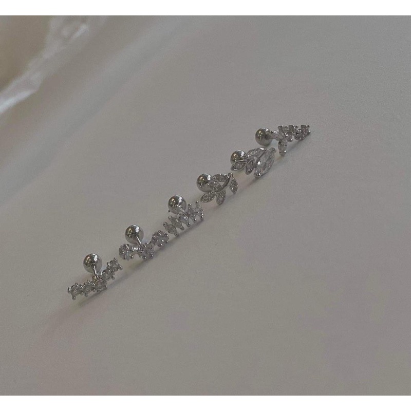 1 chiếc bông tai Thép y tế hoa lá đính đá