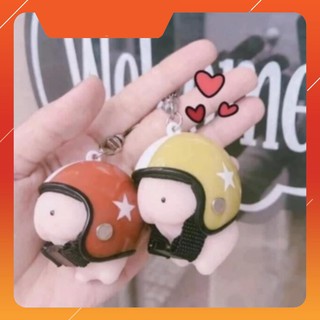 [H-HOT] Móc khóa hình bé ciu đội nón bảo hiểm (màu nón ngẫu nhiên) Giá Rẻ