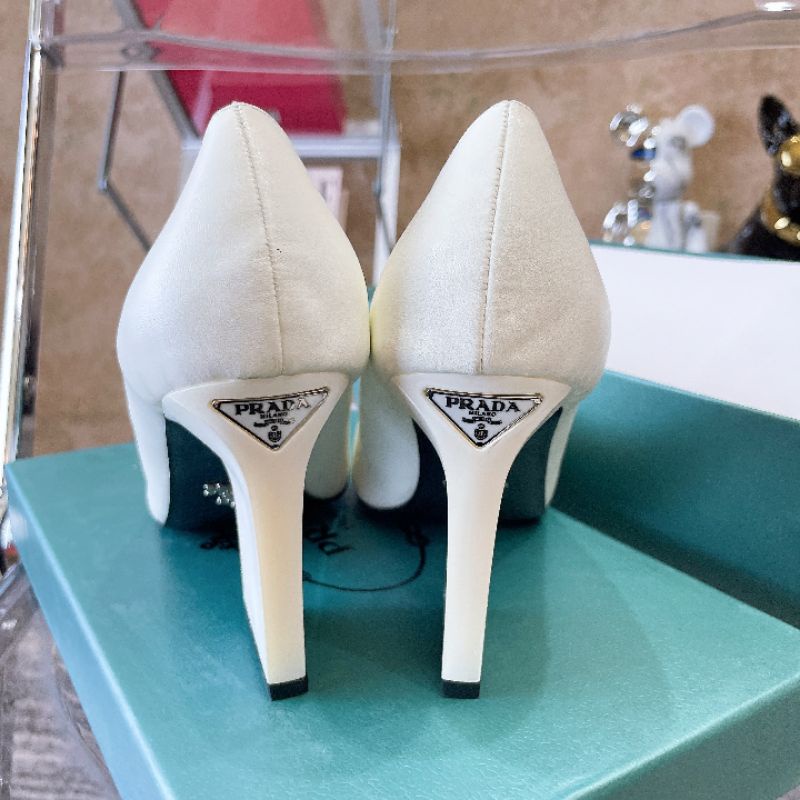 Giầy Prada gót dẹt.