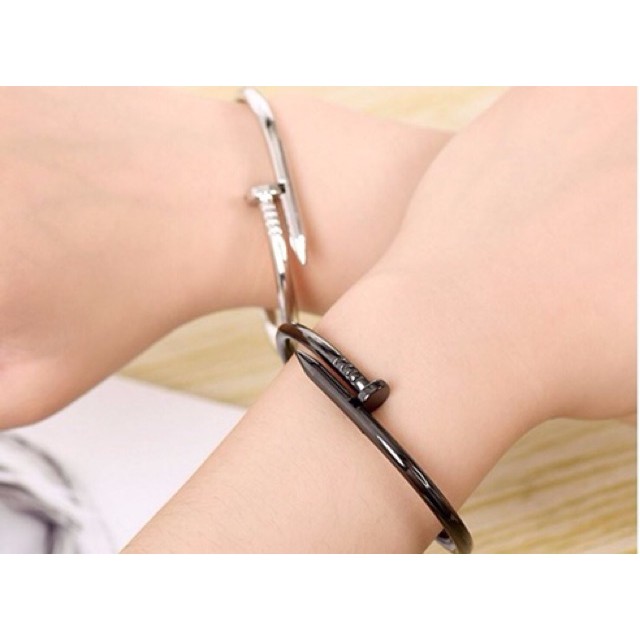 Vòng tay dạng đinh mạnh mẽ phong cách