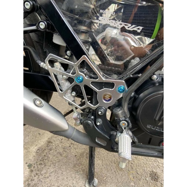 Nẹp sườn nhôm CNC tặng tem chử S kèm 4 ốc gr5 hoặc salaya lắp cho raider, satria FI
