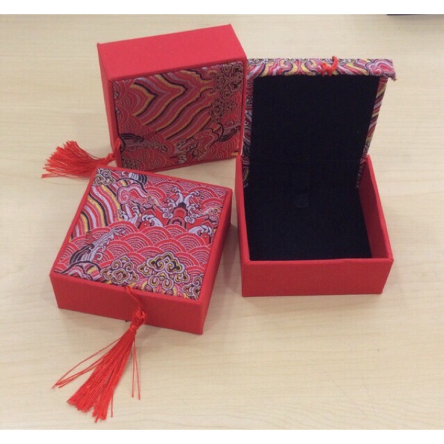 Combo 10 hộp gấm đỏ thêu nổi đựng vòng phong thủy tphcm