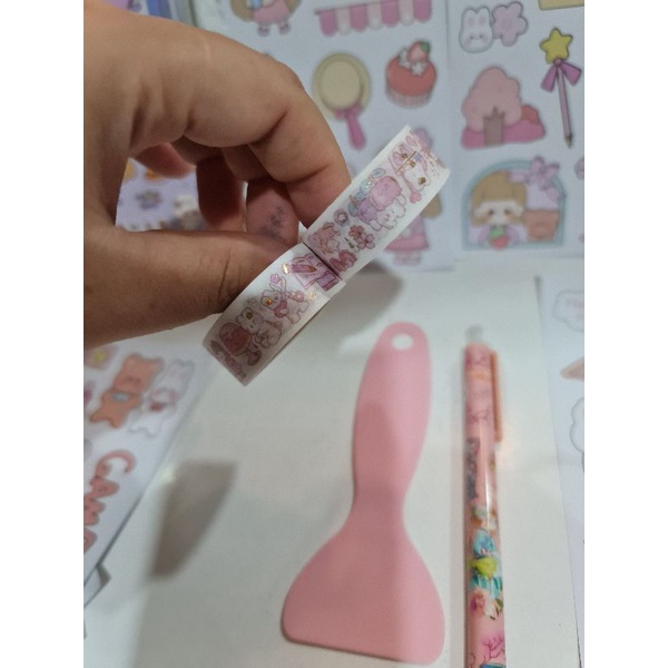 HỘP NHỰA 10 TỜ STICKER LỚN KÈM BÚT DAO CẮT STICKER CHUYÊN DỤNG VÀ 1 CÂY MIẾT STICKER, 2 CUỘN WASHITAPE  MÃ SZ45-05