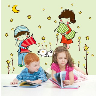 Decal dán tường hai đứa trẻ ôm gối