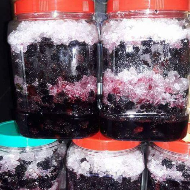 dâu tắm ngâm đường phèn. hộp 2 Kg ( 1,4 Kg dâu và 0.6 kg đường phè n ) nhanh tay đặt hàng nhé cả nhà.