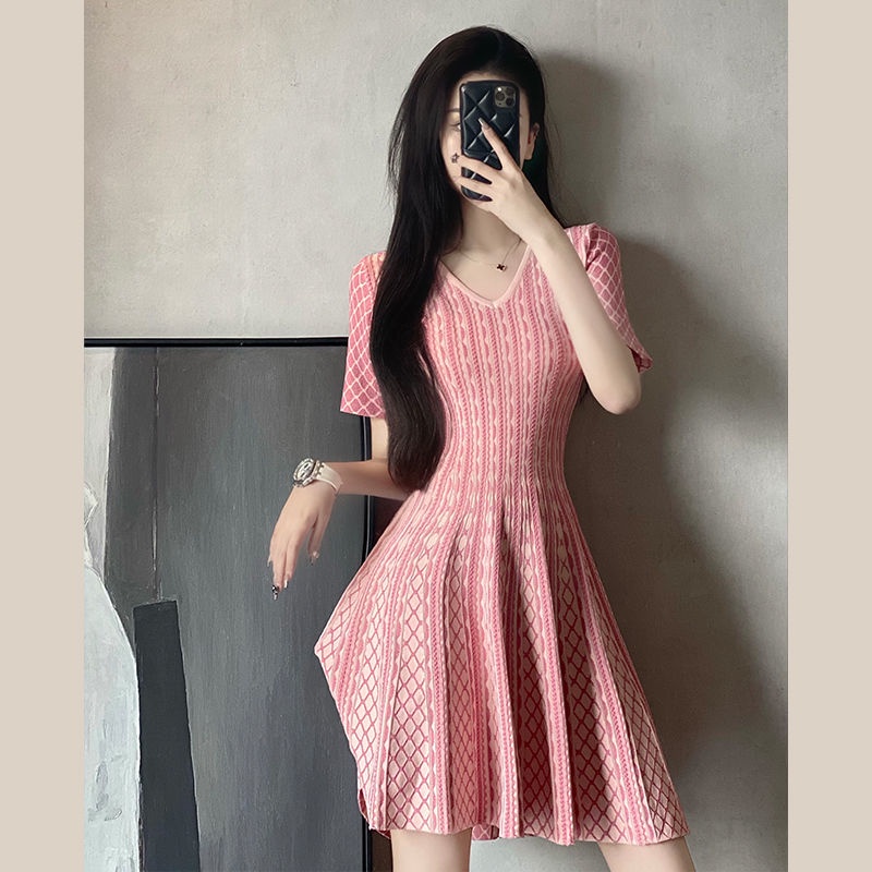 V-collar pink knitted dress women's summer 2021 summer new French style skirt with waist-tucked waist