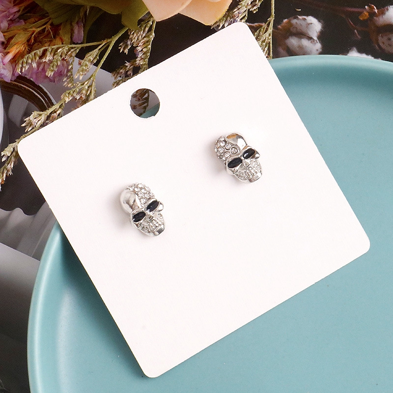 Khuyên Tai Hình Đầu Lâu Đính Kim Cương Sáng Bóng Cổ Điển