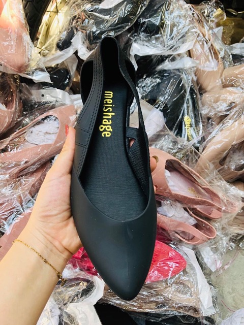 Giày nhựa thơm năm 2019