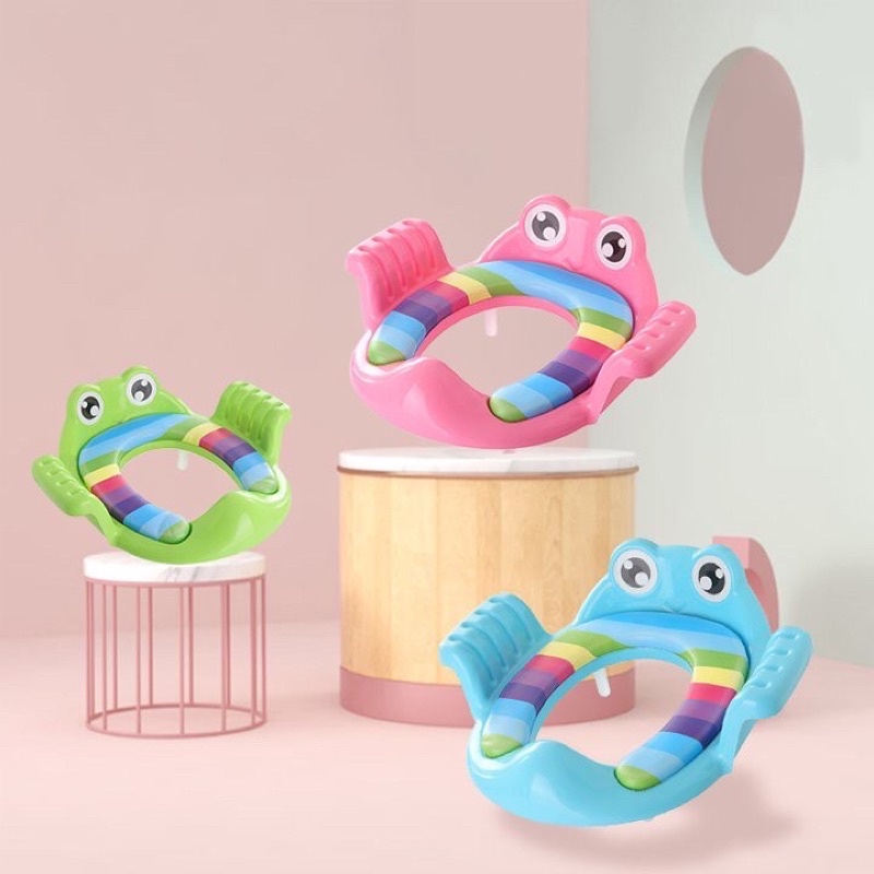 Nắp bồn cầu - bệ ngồi toilet cho bé hình ếch có chống trơn trượt tay vịn