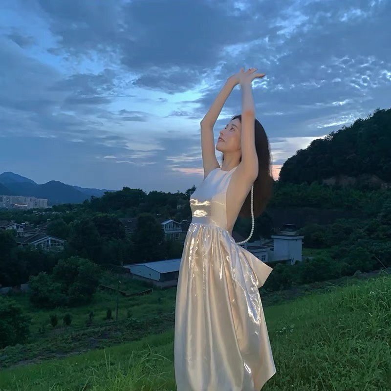 Đầm lụa bóng midi màu be hở lưng đính nơ siêu đẹp Lydia