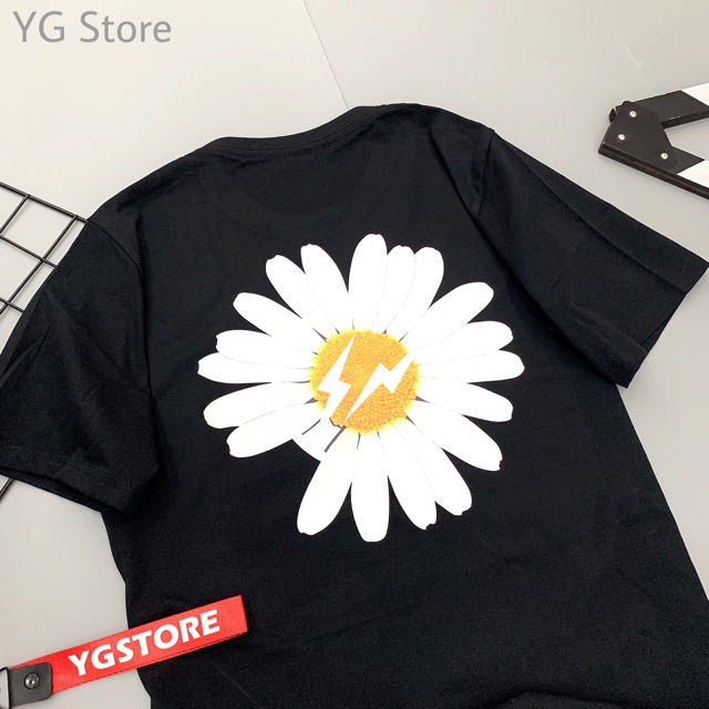 Áo thun G-Dragon in hoa cúc khuyết