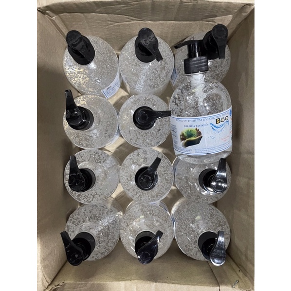 Gel khô rửa tay sát khuẩn nhanh khô , chai 500 mL có vòi xịt .