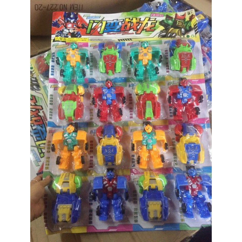 Vỉ 16 con xe đồ chơi siêu nhân biến hình có 2 loại