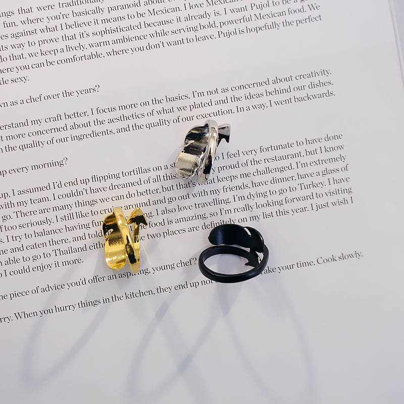 Adjustable ring with arrow opening