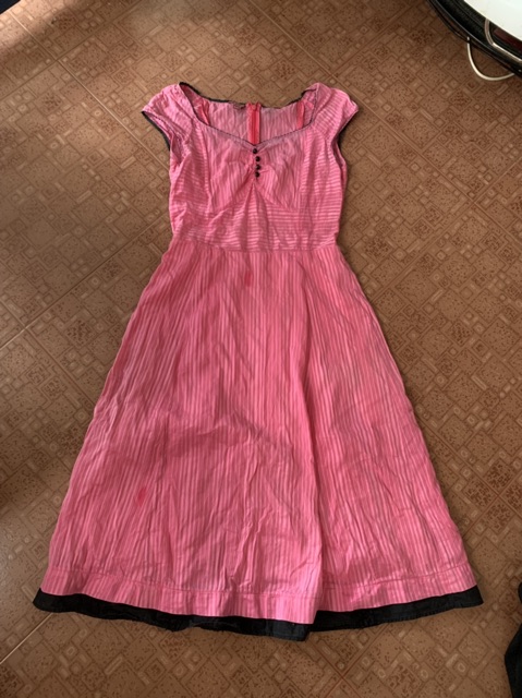 Đầm xoè cổ vuông tim