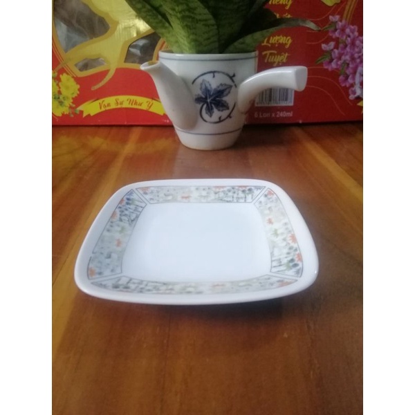 Sứ Nhật dĩa vuông có họa tiết.