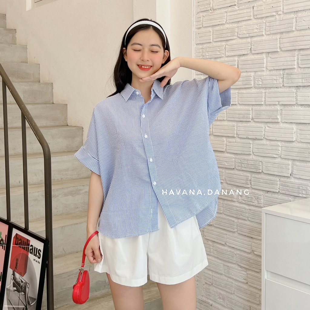 Set áo sơ mi sọc xốp kèm quần short trắng, set áo sơ mi xẻ tà