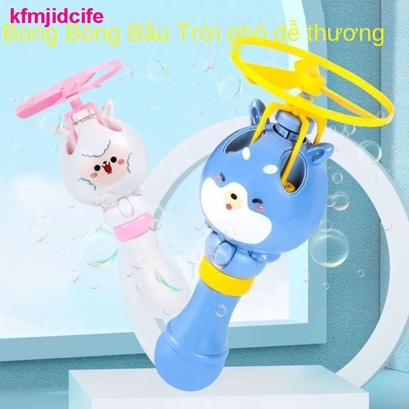 Đồ chơi giáo dụcMáy bay bong bóng chuồn tre lên bầu trời thổi đũa phép trẻ em và cô gái mùa hè ngoài cầm đồ c