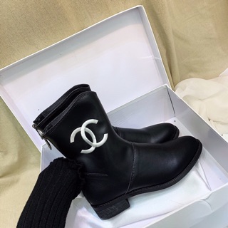 boots cổ thêu