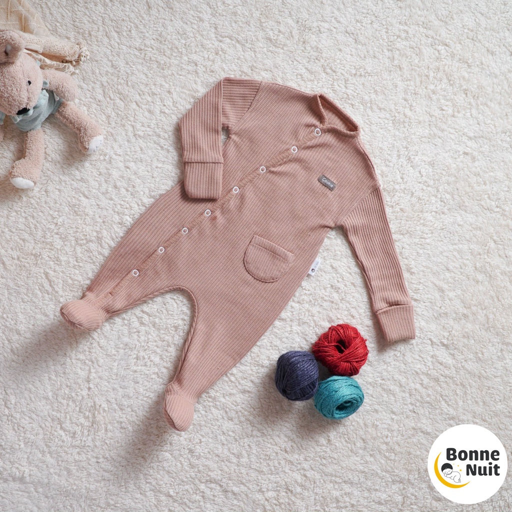 Đồ ngủ liền thân cho bé Sleepsuit cài chéo kèm tất chất liệu Cotton Waffle cao cấp