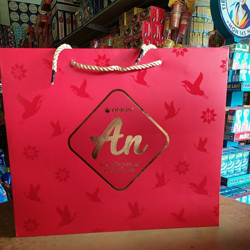 Hộp quà tết An to 976,7 gam , hộp trung703,8 gam có kèm túi xách giấy