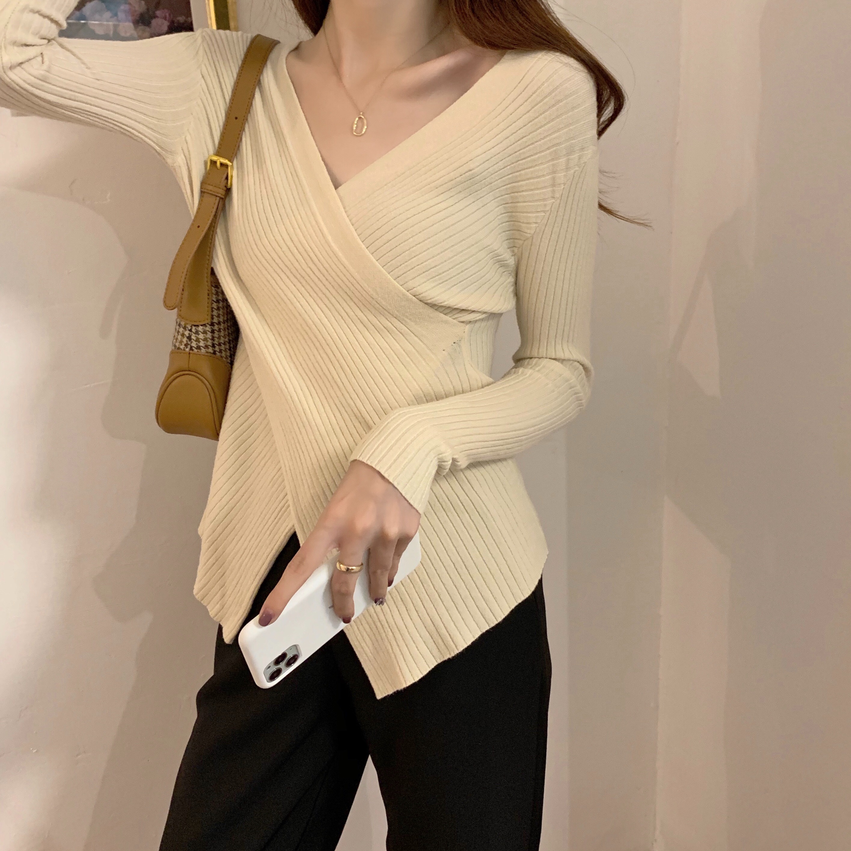 Áo sweater dệt kim cổ chữ V hở vai thời trang cho nữ 2186162 | BigBuy360 - bigbuy360.vn
