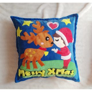 Gối tựa lưng handmade 50x50cm noel cậu bé hôn tuần lộc