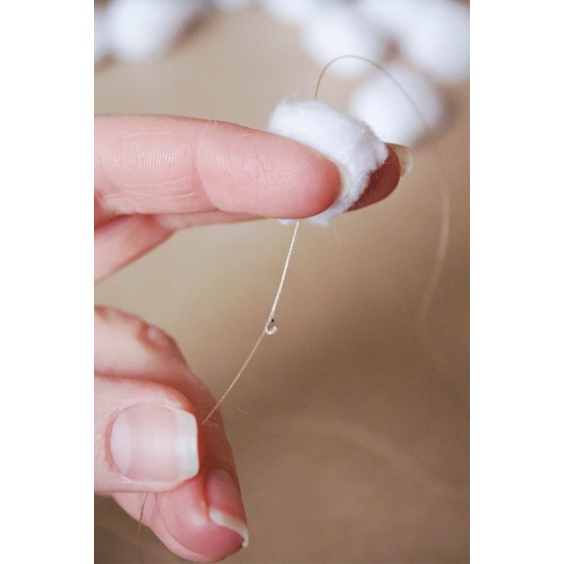 Bông pom pom màu trắng trang trí