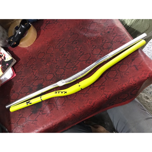 Ghi Đông Cánh Én 31.8 Màu Vàng Chanh Dài 72cm