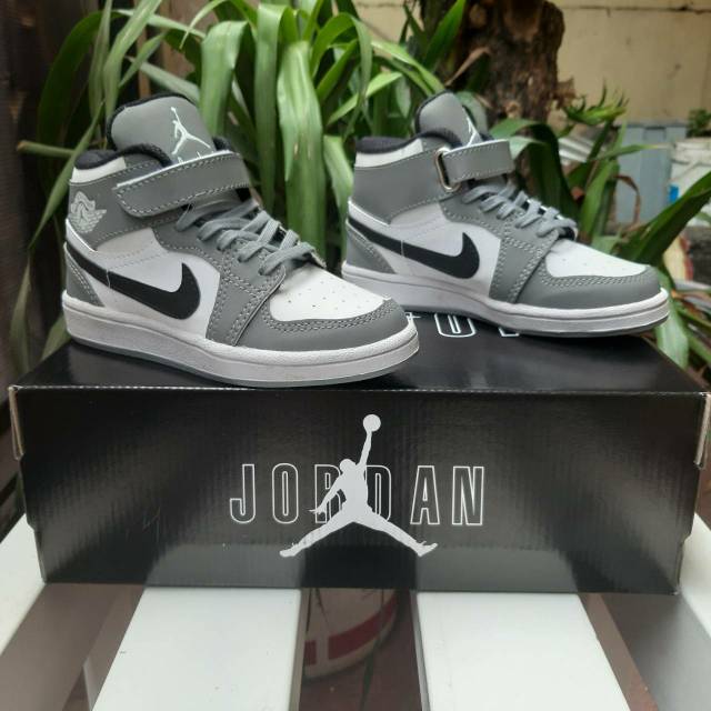 Giày Thể Thao Nike Air Jordan 1 Màu Xám Thời Trang Cho Bé