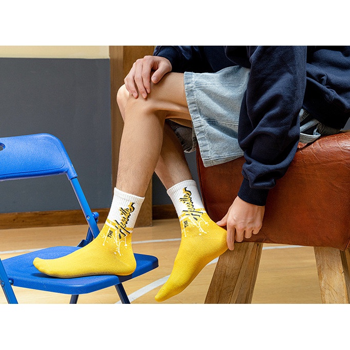 Vớ Tất cao cổ vẩy mực Nam Nữ phong cách trẻ trung, năng động.